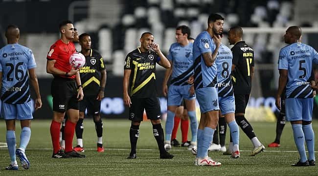 Partida entre Botafogo e Athletico-PR é suspensa após falta de luz no Estádio Nilton Santos