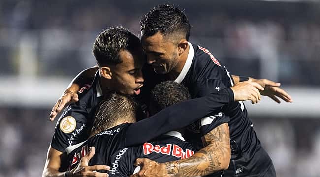 Red Bull Bragantino vence o Santos na Vila Belmiro e segue na vice-liderança