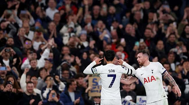 Son brilha, Tottenham vence Fulham com assistência de Richarlison e volta à liderança