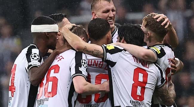 Torcida dá show, Newcastle goleia o PSG por 4 x 1 e vira líder do Grupo F da Champions