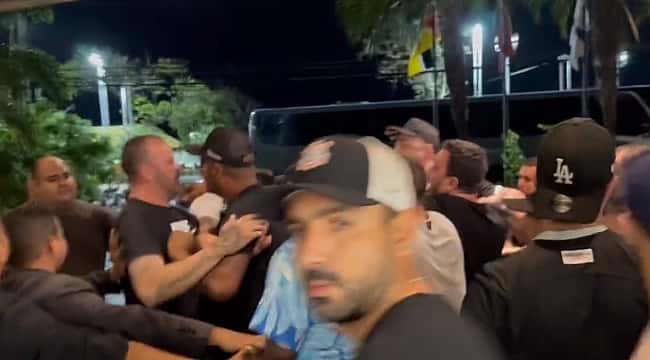 Torcedores do Corinthians xingam jogadores e brigam com seguranças após eliminação