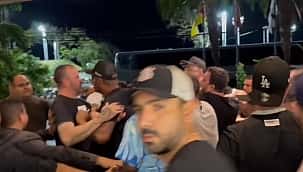 Torcedores do Corinthians xingam jogadores e brigam com seguranças após eliminação