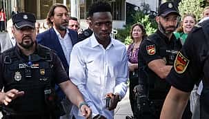 Vinicius Junior depõe contra ofensas racistas na Espanha; Valencia exige retratação do jogador