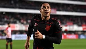 Xavi quer chegada antecipada de Vitor Roque após lesão de Lewandowski