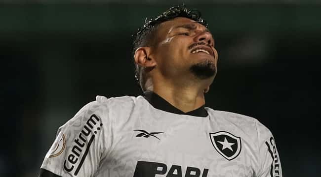Botafogo marca nos acréscimos, mas leva gol de empate após dois minutos