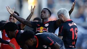 Bragantino derrota Corinthians e fica a apenas um ponto da liderança