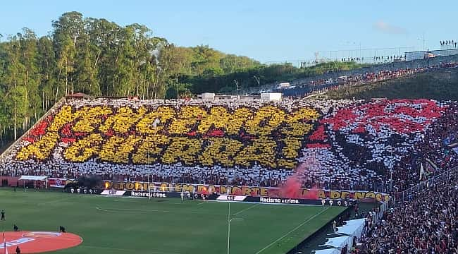 Com festa da torcida, Vitória, o campeão da Série B, vence o Sport no Barradão e bate recorde 