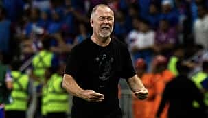 Mesmo com um a menos, Corinthians vence Grêmio fora de casa e respira no Brasileirão