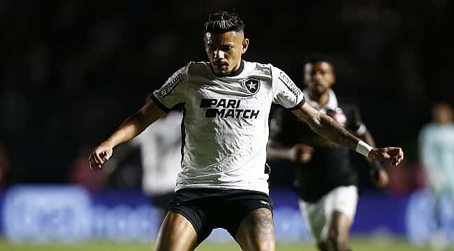 Tiquinho recebe o terceiro amarelo e desfalca Botafogo em partida decisiva contra o Grêmio 