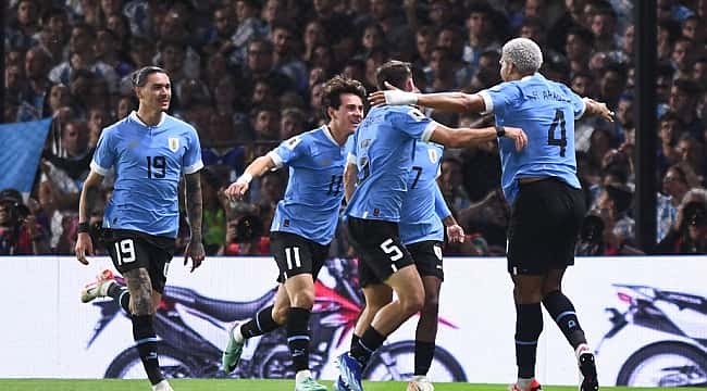 Uruguai cala Bombonera, vence por 2 x 0 em Buenos Aires e cola na líder Argentina 