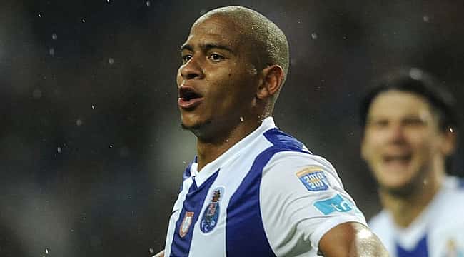 10 brasileiros que foram campeões da UEFA Europa League e você não sabia