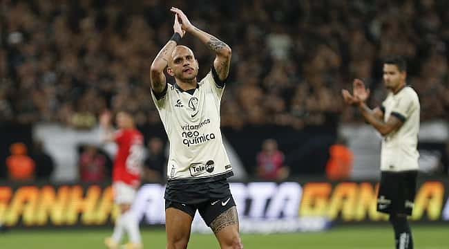 Fábio Santos se despede do futebol: confira imagens do último jogo