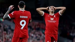 Liverpool empata com Manchester United no Anfield e perde a liderança para o Arsenal