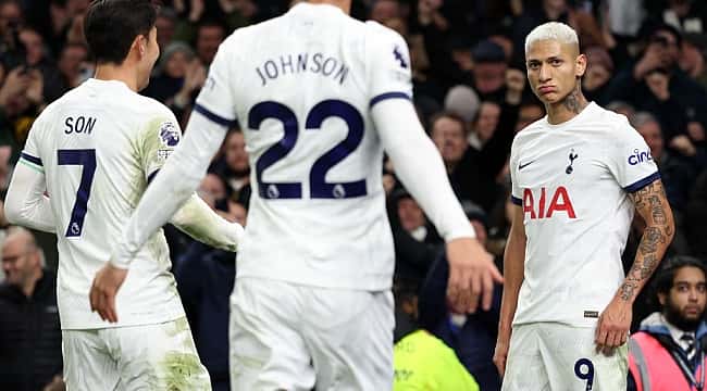 Richarlison tira a zica, marca dois gols e Tottenham goleia Newcastle