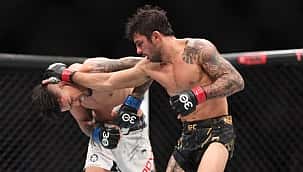 UFC 296: Alexandre Pantoja domina Royval no solo e defende o cinturão peso-mosca