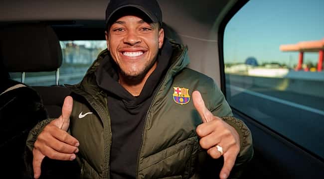 Vitor Roque realiza sonho de jogar no Barcelona e promete muitos gols à torcida