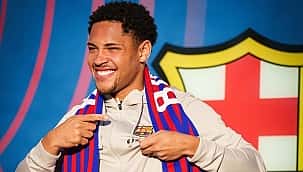 Vitor Roque se apresenta ao Barcelona; Veja as imagens