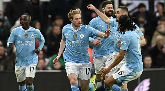 Em retomada na Premier League, De Bruyne salva o dia e Manchester City derrota Newcastle 