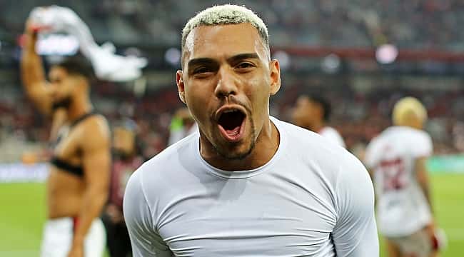 Matheuzinho, do Flamengo, fica perto de acordo com Corinthians 
