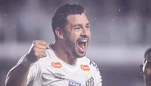 Noite de camisa 10: Giuliano faz dois na vitória do Santos sobre a Ponte Preta