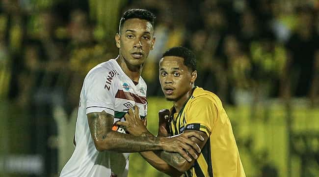 Vitor Eudes pega pênalti, Lelê marca contra seu ex-clube, mas Fluminense estreia com empate