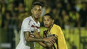 Vitor Eudes pega pênalti, Lelê marca contra seu ex-clube, mas Fluminense estreia com empate