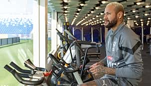 Após quatro meses em recuperação no Brasil, Neymar volta ao Hilal para tratar de lesão