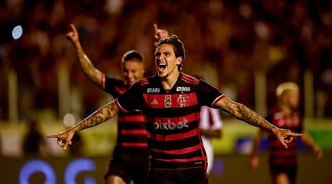 Autor de hat-trick, Pedro comemora desempenho do Flamengo e ganha elogios da comissão