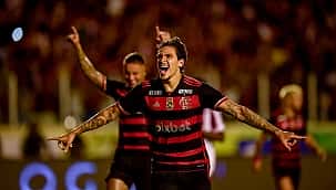 Autor de hat-trick, Pedro comemora desempenho do Flamengo e ganha elogios da comissão