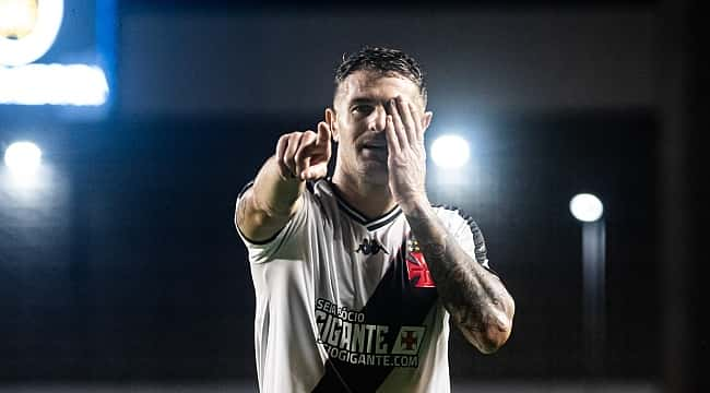 Com gols de Zé Gabriel e Vegetti, Vasco vence o Volta Redonda e recupera posição no G4