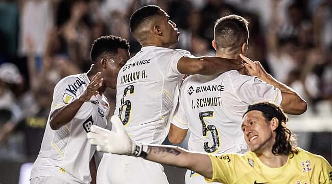 Com Neymar na torcida, Santos vence e afunda Corinthians na tabela do Paulistão