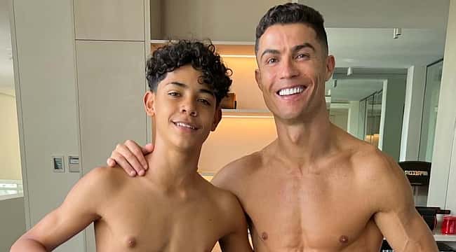 CR7 posta foto pós-treino com filho e físico impressiona