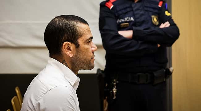 Daniel Alves é condenado a 4 anos e 6 meses de prisão por agressão sexual na Espanha