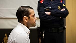 Daniel Alves é condenado a 4 anos e 6 meses de prisão por agressão sexual na Espanha