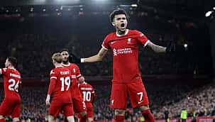 De virada, Liverpool goleia Luton Town e dispara na liderança da Premier League