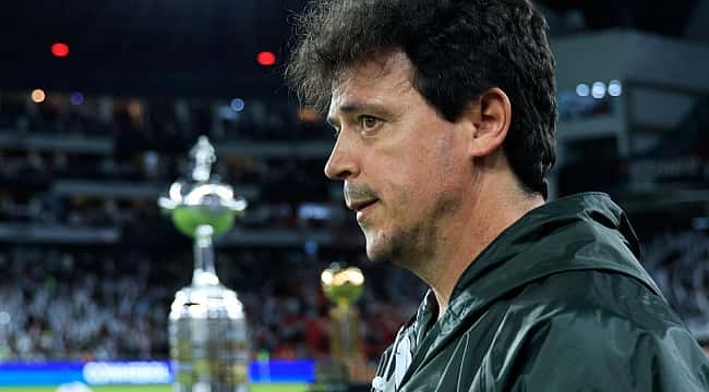 Diniz desabafa após derrota do Flu: "O jogo foi manchado por um erro nocivo da arbitragem"