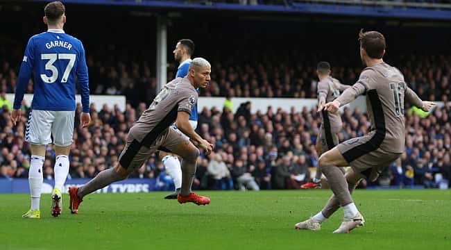 Richarlison marca dois, mas Tottenham sofre o empate do Everton 