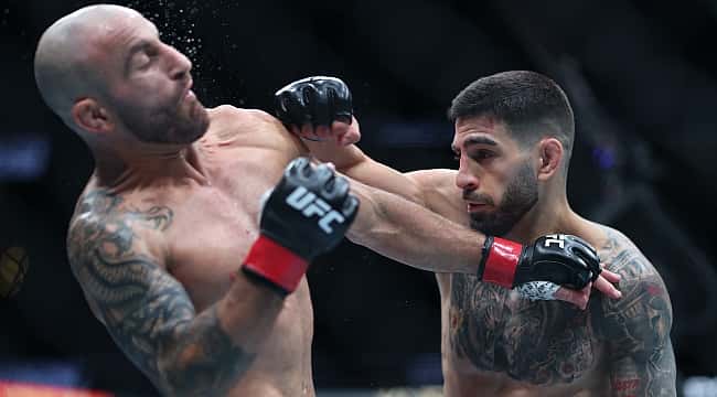 UFC 298: Ilia Topuria atropela Volkanovski e conquista o cinturão peso-pena