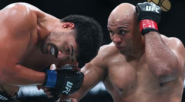 UFC 298: Pezão distribui chutes violentos e nocauteia Junior Tafa