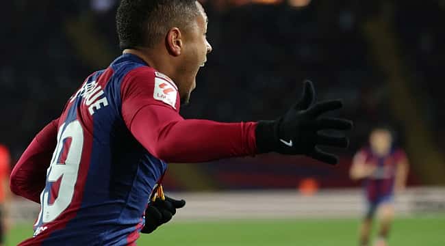 Vitor Roque volta a marcar, é expulso, mas Barcelona vence Alavés