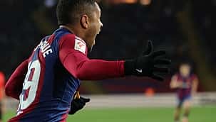 Vitor Roque volta a marcar, é expulso, mas Barcelona vence Alavés