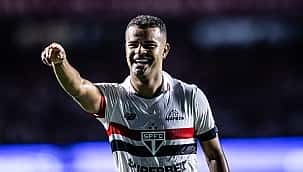 Alisson reclama de arbitragem do clássico: "Dão para um lado e não dão para o outro"