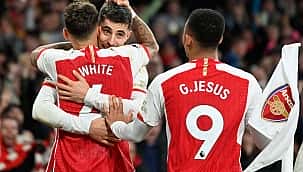 Arsenal vence Brentford e volta à liderança da Premier League