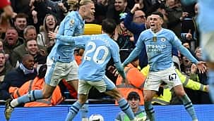 City vence United de virada no dérbi de Manchester e segue na cola no líder Liverpool