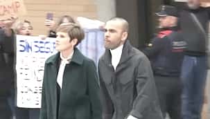 Defesa de Daniel Alves paga fiança de 1 milhão de euros e ex-jogador deixa a prisão