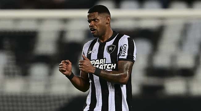 Júnior Santos brilha de novo na vitória do Botafogo sobre o Bragantino 