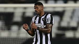 Júnior Santos brilha de novo na vitória do Botafogo sobre o Bragantino 