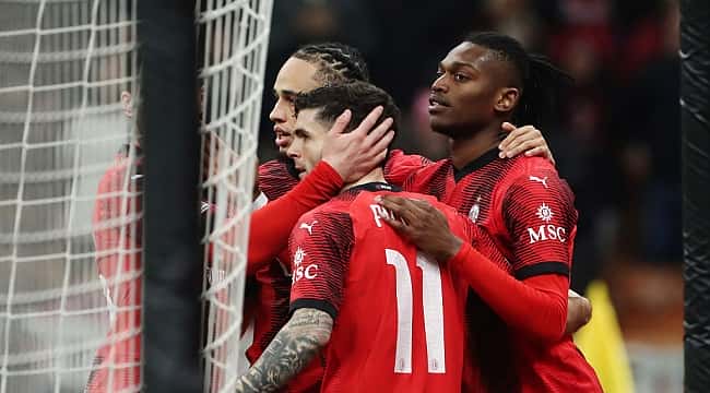 Milan vence Slavia Praga em jogão de seis gols pelas oitavas da Europa League
