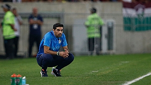 Abel Ferreira detona gramado do Barradão após vitória do Palmeiras: "Prefiro sintético"