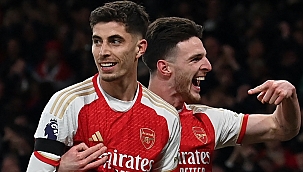 Arsenal atropela Chelsea e sonha com o título inglês